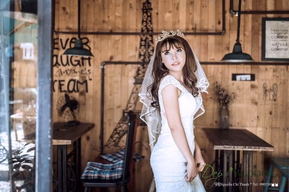 "Mọi người yêu thương mình mình rất cảm ơn, còn ai ghét mình mời block và đừng vào bình luận con này con kia mà tạo khẩu nghiệp. Mình không nói mình đẹp xuất sắc hay xinh như hot girl, mà chỉ là hoàn thiện bản thân hơn mà thôi. Mình cũng không có điều kiện để thuê ai PR cho mình. Mình cũng không PR cho bác sĩ, nhưng bác sĩ nào làm cho mình mà mình thấy thực sự tốt thì chỉ cho các chị thôi", bà mẹ trẻ giải thích thêm. Ảnh: Đẹp Wedding/FBNV.