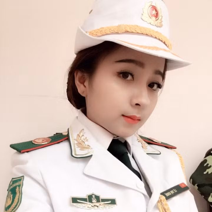 Được biết, đoạn clip quay cảnh Phan Ngọc Ánh say sưa hát ví dặm được quay trong bữa tiệc liên hoan tối mùng 5 Tết vừa qua cùng gia đình. Khi được yêu cầu lựa chọn giữa việc uống rượu chúc Tết mọi người và hát, đúng sở trường của mình, cô gái xinh đẹp đã không ngần ngại chọn hát một câu ví dặm như một cách để từ chối khéo ly rượu mời đầu xuân.