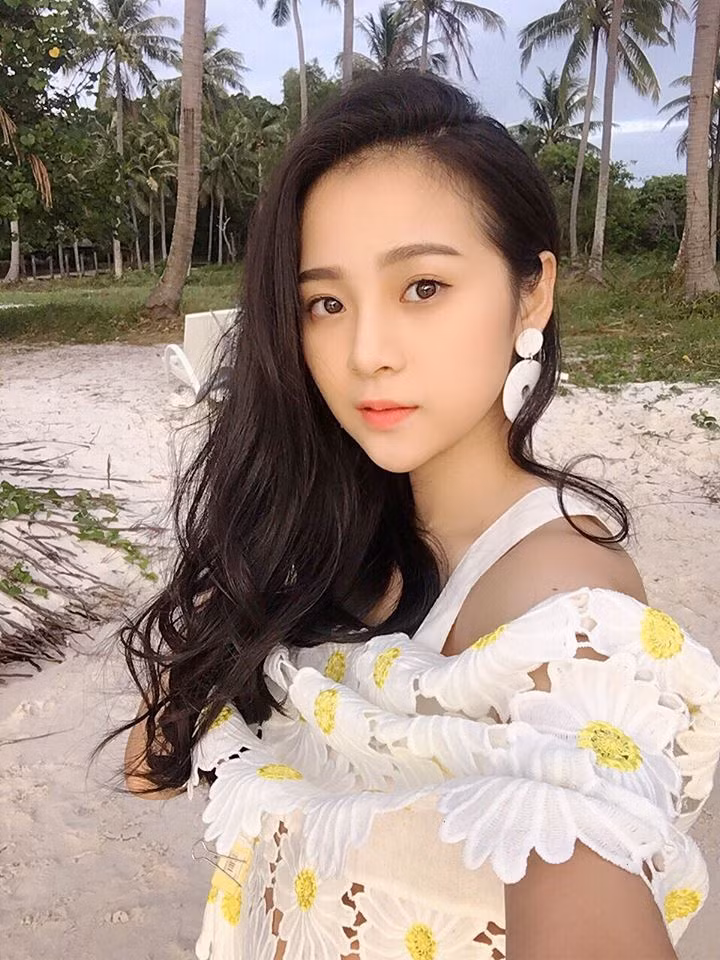 Bẵng đi một thời gian để tập trung cho việc học, bản sao của Angela Phương Trinh mới đây tái xuất với hình ảnh trưởng thành hơn, khiến công chúng phải bất ngờ.