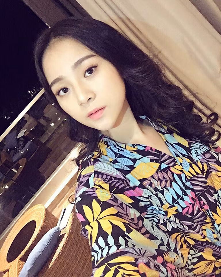 Ở tuổi 18, Tam Triều Dâng đã thoát ra khỏi "cái bóng" của bản sao người nổi tiếng khi không còn nhiều nét giống với đàn chị của mình mà xinh đẹp và gợi cảm hơn.