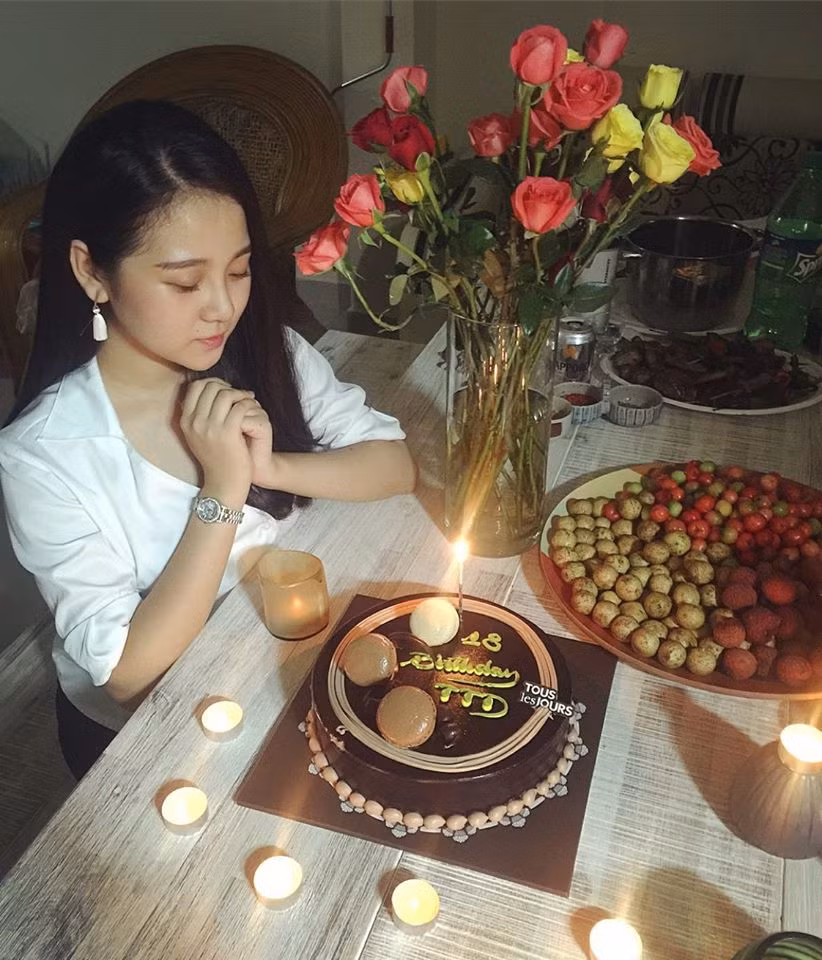 Nữ diễn viên xinh đẹp trong buổi tiệc sinh nhật đánh dấu tuổi 18 tuổi.