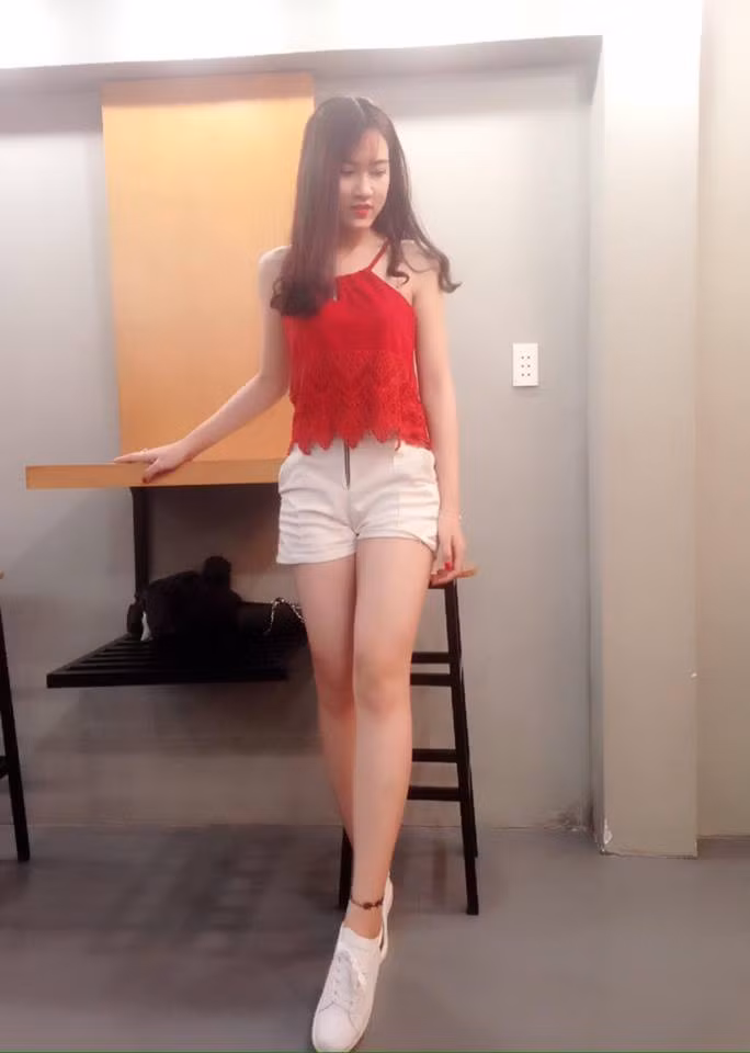 Quãng thời gian ám ảnh nhất trong cuộc đời người đẹp Đắk Nông là khi bố bị tai nạn lao động, mẹ phải gánh vác hết mọi chuyện trong gia đình. Anh em cô phải tự chăm sóc lẫn nhau, chia sẻ gánh nặng phụ giúp bố mẹ.