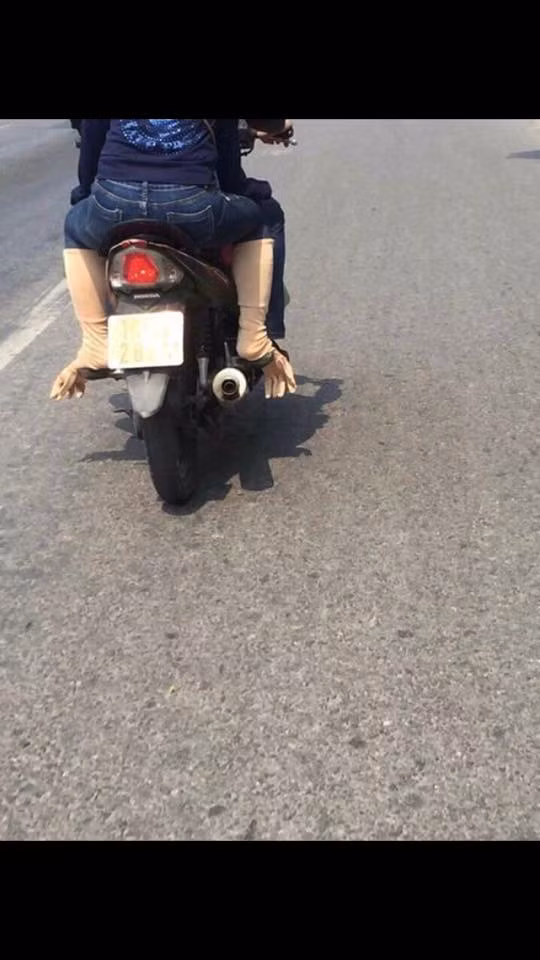 "Cái khó ló cái khôn": Người phụ nữ này biến chiếc găng tay chống nắng thành tất chân khiến nhiều người chứng kiến phải bật cười cũng như "bái phục" trước sự biến tấu trang phục siêu độc này.