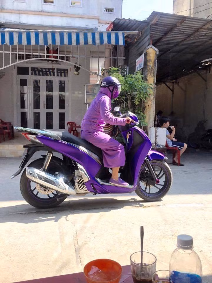 Để chống chọi với cái nóng gay gắt của ngày hè, chị em phụ nữ khi ra đường phải phải ngụy trang kín mít như Ninja với mũ, kính dâm, áo chống nắng, váy chống nắng hay găng tay... để bảo vệ làn da con gái.