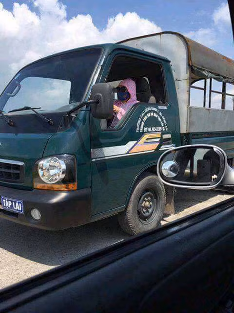 Dù đi xe máy hay lái ô tô, chị em vẫn không quên trang bị áo chống nắng, kính, khẩu trang... để bảo vệ làn da châu Á.