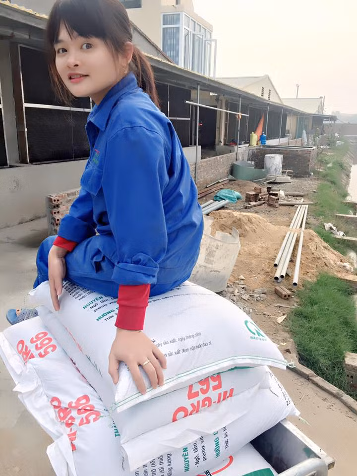 Số tiền kiếm được mỗi tháng Thanh Tú gửi một phần về cho bố mẹ ở quê, một phần cô giữ lại để trang trải cuộc sống và lo ôn thi vào Đại học Nông nghiệp Hà Nội với mục đích nâng cao kỹ thuật thú y. Gia đình Tú có ba chị em, em trai cũng làm nghề nông nghiệp, còn em gái thì bên lâm nghiệp. Là chị cả nên lúc nào cô gái trẻ cũng ý thức được trách nhiệm của mình với gia đình.