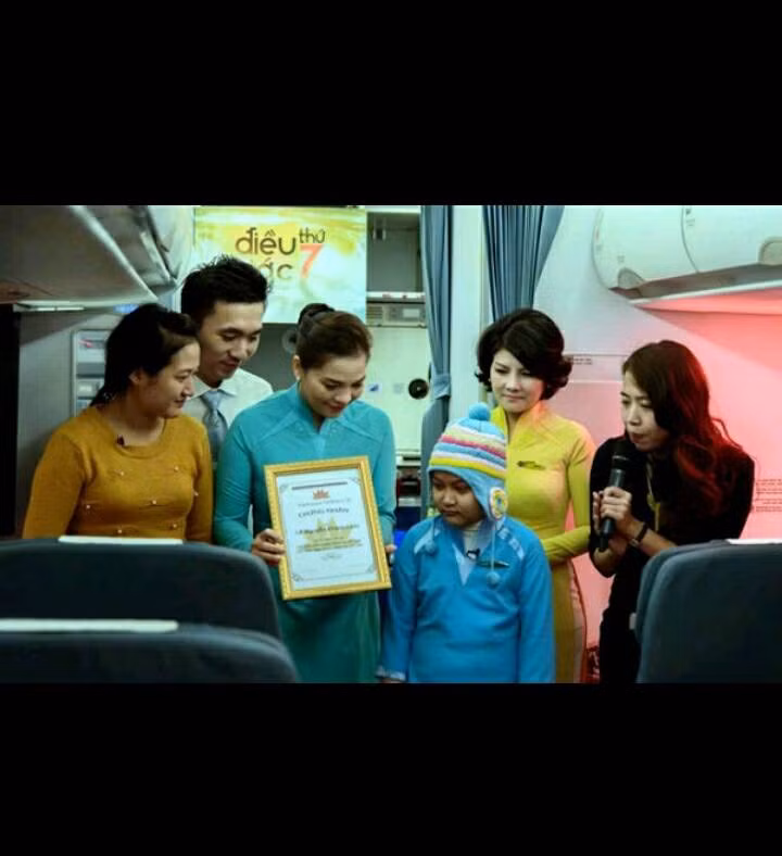 Cuối cùng, cô bé thiên thần cũng được thỏa ước nguyện khi được đoàn tiếp viên trao bằng chứng nhận “Lê Nguyễn Khánh Linh - Tiếp viên hàng không nhỏ tuổi nhất”.