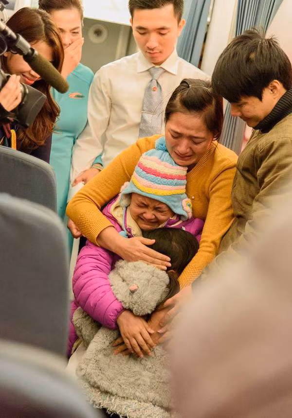 Khoảnh khắc cả gia đình Khánh Linh ôm nhau trong nước mắt lay động không chỉ ê kíp của chương trình, đoàn tiếp viên có mặt ở đó, mà còn cả trái tim của hàng triệu khán giả.