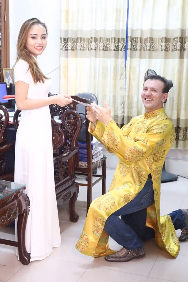 Mới đây, cô dâu Việt xinh đẹp lại khiến cư dân mạng phải phát ghen khi liên tục chia sẻ những khoảnh khắc được Andrew quỳ gối cầu hôn ở tất cả những nơi hai người đặt chân đến. Trong ảnh: Mai nhận được lời cầu hôn của chồng tương lai trước giờ đăng kí kết hôn của hai người tại Ninh Bình hôm 31/8/2016.