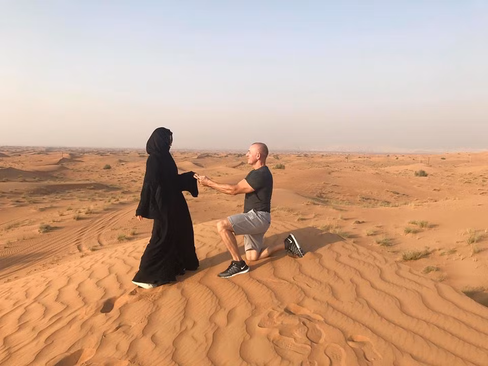 Lời cầu hôn thứ 23 dưới cái nóng 50 độ C tại sa mạc Safari ngày 4/7/2017. "Lên rừng, lên đồi, xuống biển, trên băng, trên tuyết và giờ là trên sa mạc, anh quỳ gãy gối cầu hôn em rồi bà xã ơi!/ Bớt than đi anh An, cưới được vợ sướng quá lại còn than phiền gì, cứ giả bộ", Mai chia sẻ lại đoạn hội thoại của hai người sau màn cầu hôn "nóng bỏng".