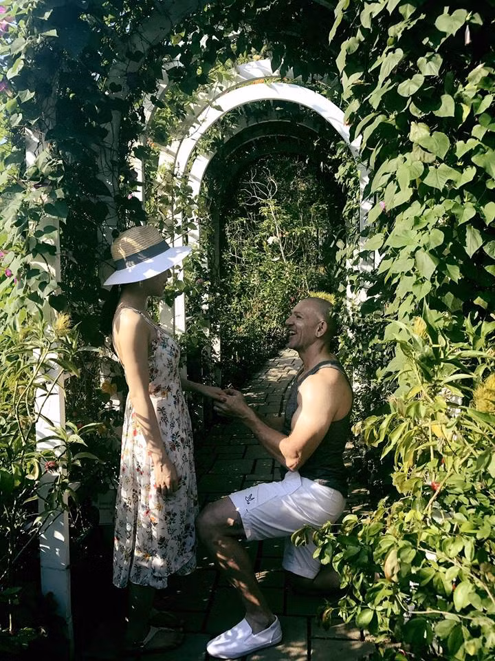 Để chiếm được trái tim của chàng đại gia Canada cực lãng mạn và tâm lý, cô dâu Việt xinh đẹp từng chia sẻ: "Ngoại hình bắt mắt và phong thái tự tin cùng tính cách thật thà, chăm chỉ đã giúp Mai tìm được người đàn ông đích thực của đời mình. Trong câu chuyện tình cổ tích, cô gái trẻ được ví như nàng lọ lem, may mắn gặp được chàng hoàng tử nhưng “may mắn chỉ đến với những người dám yêu hết mình”.