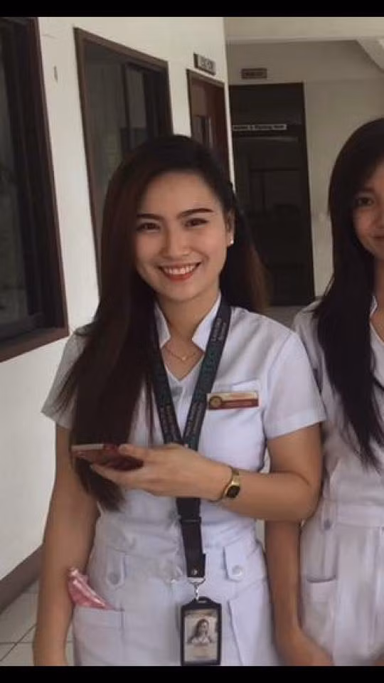 Chụp X-quang có thể là một trong những bước kiểm tra y tế gây khó chịu nhất mà chúng ta cần phải trải qua. Việc phải cởi quần áo, giữ hơi thở và "phơi mình" trước một chiếc máy chụp X-quang và một người khác thật là một điều kinh khủng. Nhưng nếu được hỗ trợ bởi một nữ kỹ thuật viên xinh đẹp, chắc hẳn bạn sẽ yêu cầu được chụp X-quang thêm lần nữa.Ảnh: FBNV.