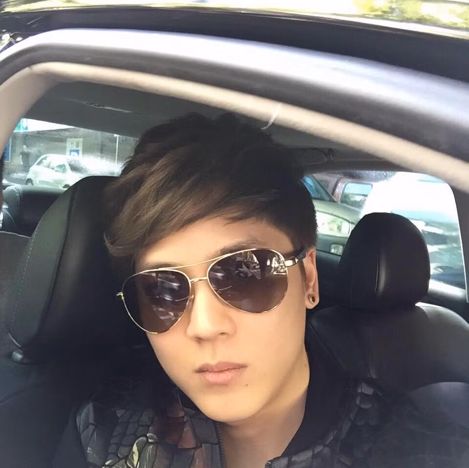 Chàng tài xế hot boy từng chạy Uber được khoảng 1 năm và mới nghỉ được 2 tháng. Anh hiện là chủ một phòng vé máy bay nhỏ tại TP HCM.