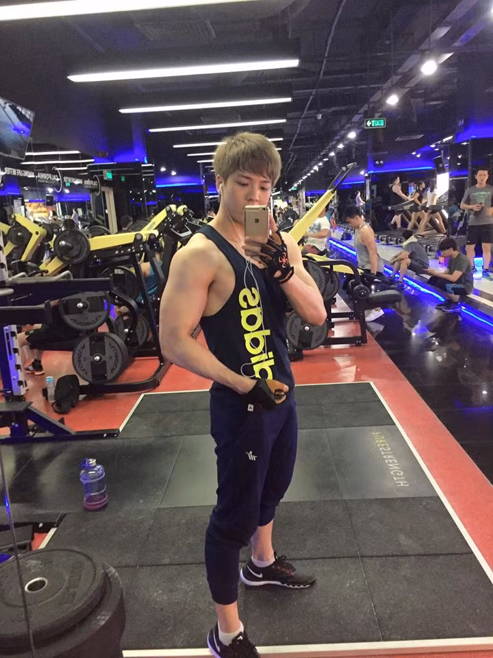 Tùng Anh nhìn trẻ hơn tuổi thực khá nhiều. Điều đó được anh tiết lộ là do chăm chỉ tập gym, ăn ngủ nghỉ khoa học.