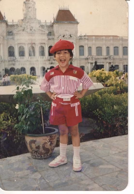 Khuôn mặt không khác mấy so với hiện tại. Ảnh: FBNV.