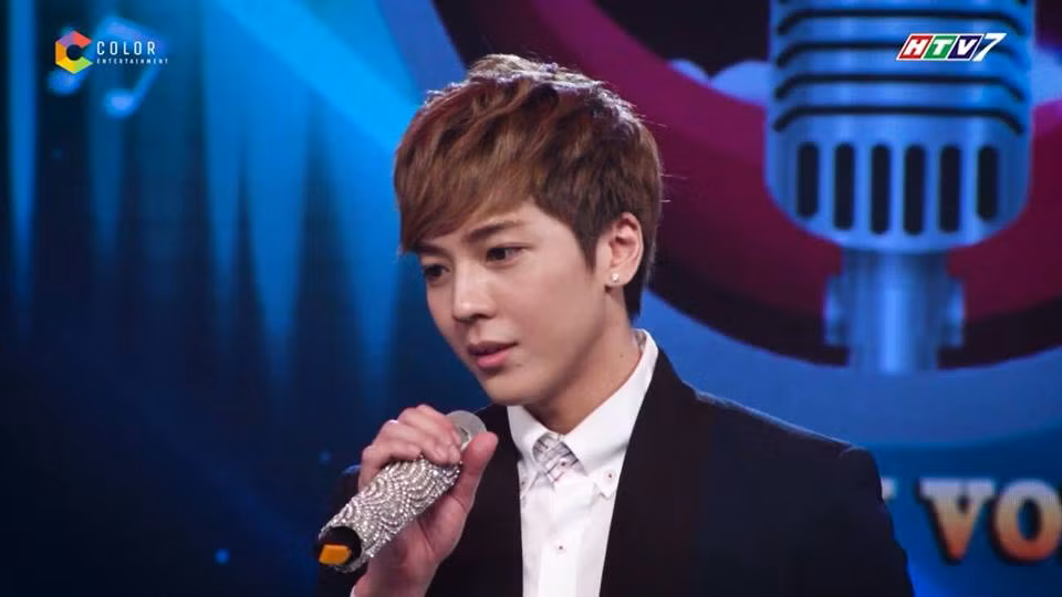 Không chỉ khiến 4 vị chủ nhà là Trấn Thành, Thu Trang, Ốc Thanh Vân và Trường Giang "bấn loạn", anh chàng đẹp trai như "soái ca" Hàn Quốc còn khiến 2 người chơi khách mời - ca sĩ Hồ Quang Hiếu và Lương Bích Hữu - phải hết lời khen ngợi về ngoại hình của mình.