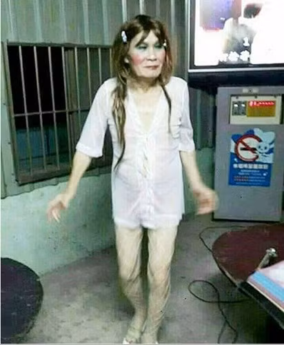 Anh rón rén đi theo và đứng chờ ở cửa để đợi chân dài quay mặt lại. Nhưng trời đất như đổ sập trước mắt anh chàng này khi thấy người sở hữu đôi chân dài ấy lại xấu kinh điển đến vậy. Khuôn mặt già nua, phi giới tính ấy khiến chàng trai bị ám ảnh suốt đời. Ảnh: Ck101.