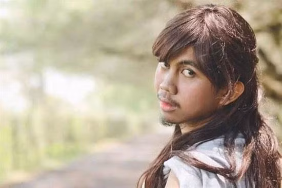 Thế nhưng, khi người ấy lộ mặt thì ai ai cũng phải ngã ngửa... Cô nàng không chỉ là đàn ông mà còn... có râu!