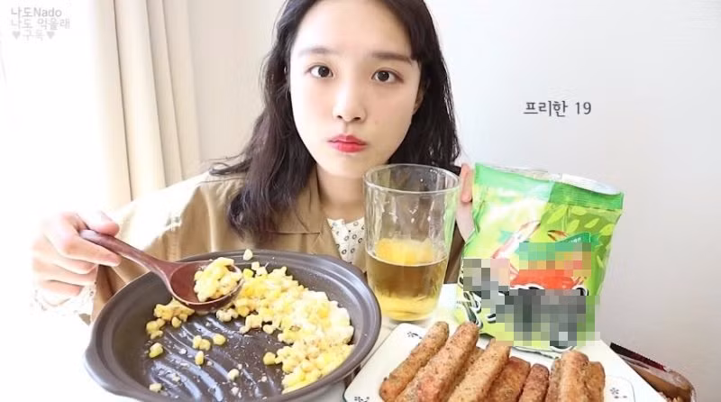 Tuy nhiên, "hot girl ăn ảo" tên Nado lại có "chiến thuật" của riêng mình và đi ngược lại với những "mánh khóe" của một số ngôi sao Mukbang khác ở Hàn Quốc.