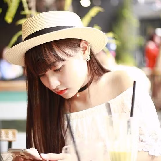 Theo chia sẻ của một người anh thân thiết và cũng là tác giả của một trong hai bức ảnh chụp nữ bảo vệ đang gây sốt thì địa điểm nơi cô gái Vĩnh Phúc đang làm thêm là siêu thị Lotte ở Đống Đa, HN. Người này cũng chia sẻ cảm nhận rằng, nhiều bạn nữ làm bảo vệ ở đó cũng xinh và dễ thương như Hà vậy.