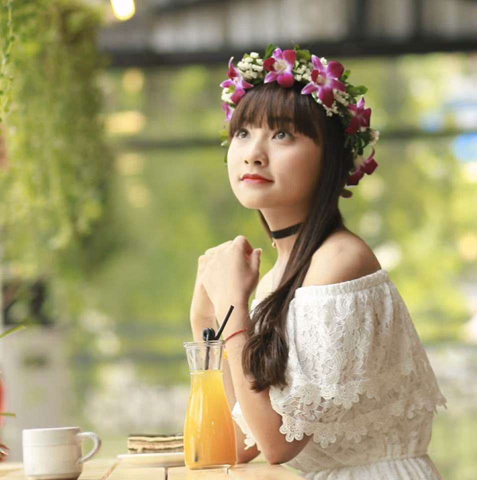 Tìm hiểu được biết, "hot girl bảo vệ" quê Vĩnh Phúc, hiện là sinh viên năm 3 của Khoa Quản trị Kinh doanh trường ĐH Công Đoàn, Hà Nội.