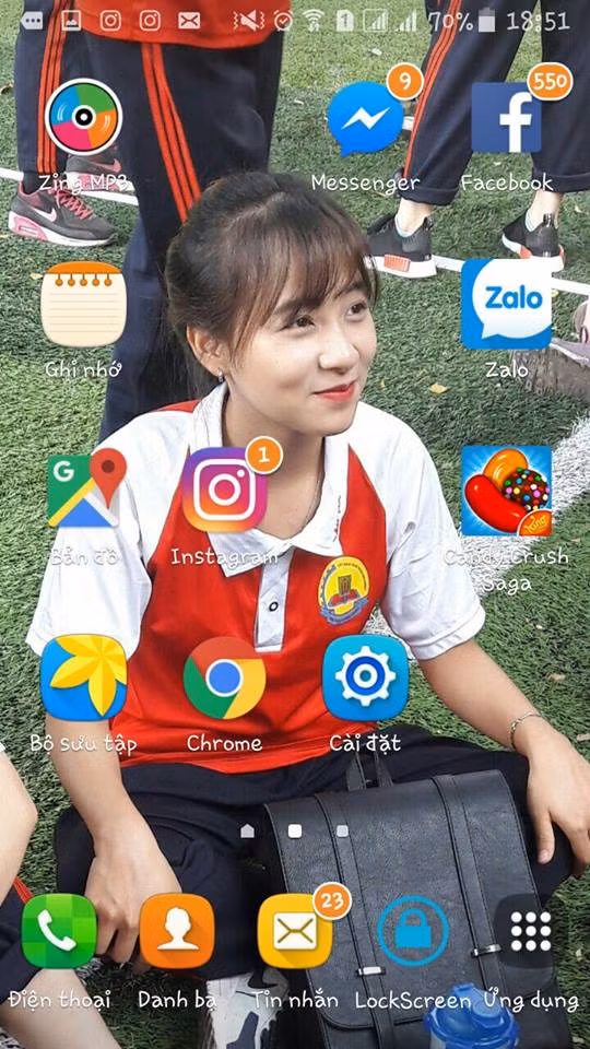 Trở thành tâm điểm chú ý của dân mạng chỉ sau một đêm, cô gái có tên Hà này cũng vô cùng bất ngờ khi trang cá nhân của mình bỗng dưng nhận được hàng nghìn người theo dõi và hàng trăm lượt Notifications (thông báo).