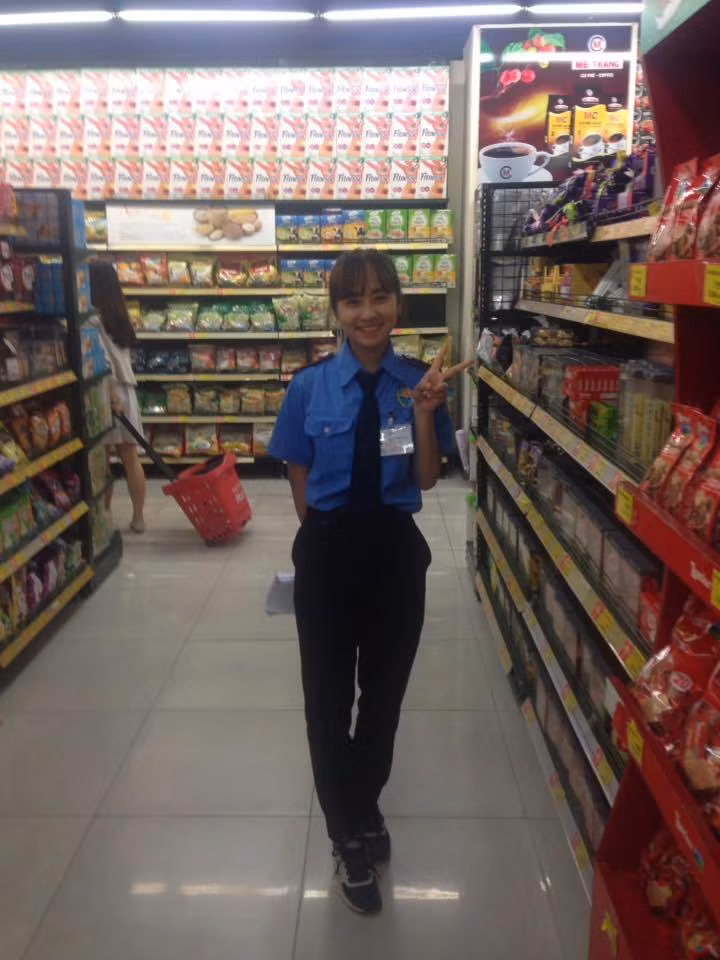 Trong bức ảnh chụp lén, dễ nhận thấy nữ bảo vệ sở hữu khuôn mặt xinh đẹp, bầu bĩnh và dễ thương. Ở một khoảnh khắc khác, cô lại càng gây "thương nhớ" cho nhiều chàng trai vì nụ cười rạng rỡ trong khi vẫn khoác lên mình bộ đồng phục trông khá mạnh mẽ. Ảnh: FB Ai hết chẳng là.