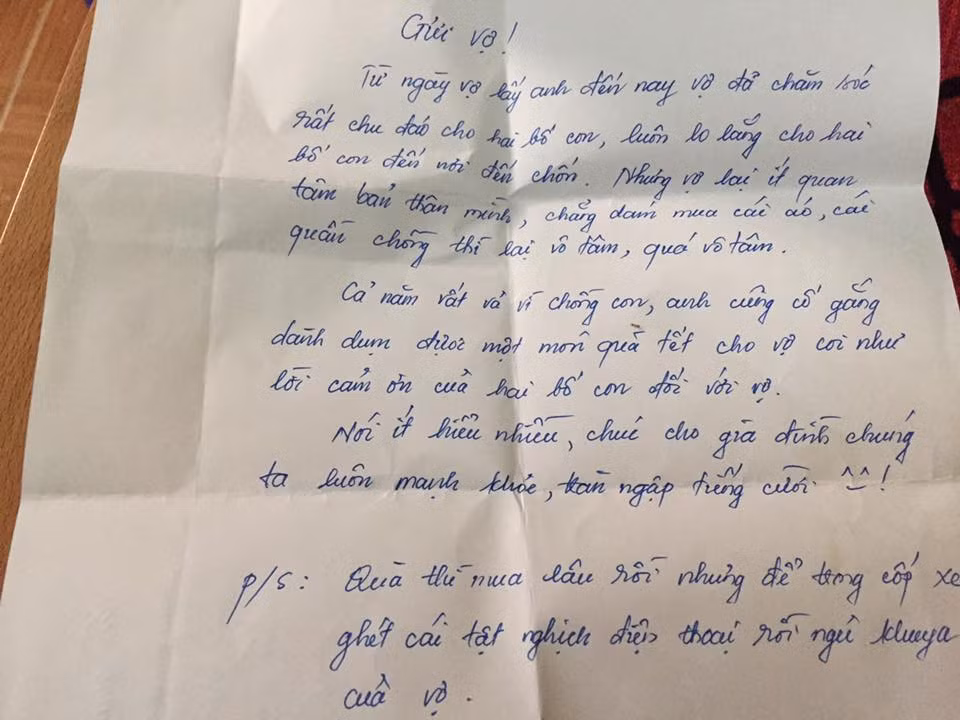 Bức ảnh chụp lá thư tay của chồng Diệu Hằng với nét chữ như con gái được người vợ này chia sẻ lên mạng có nội dung: "Gửi vợ! Từ ngày vợ lấy anh đến nay vợ đã chăm sóc rất chu đáo cho hai bố con, luôn lo lắng cho hai bố con đến nơi đến chốn. Nhưng vợ lại ít quan tâm đến bản thân mình, chẳng dám mua cái áo, cái quần. Chồng thì lại vô tâm, quá vô tâm. Cả năm vất vả vì chồng con, anh cũng cố gắng dành dụm được một món quà Tết cho vợ, coi như lời cám ơn của hai bố con đối với vợ. Nói ít hiểu nhiều, mong cho gia đình chúng ta luôn mạnh khỏe, tràn ngập tiếng cười.