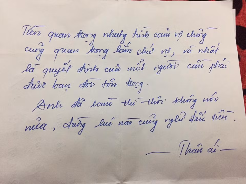 P/S: Quà thì mua lâu rồi nhưng để trong cốp xe, ghét cái tật nghịch điện thoại rồi ngủ khuya của vợ. Tiền quan trọng nhưng tình cảm vợ chồng cũng quan trọng lắm chứ vợ..."