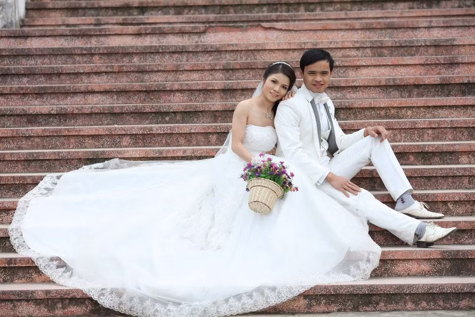 Khi đã là vợ chồng, ngoài công việc xã hội, anh chồng soái ca còn chia sẻ mọi công việc nhà cùng vợ. "Mình bị viêm mũi dị ứng, mấy công việc như hút bụi, thay ga, thay màn giặt màn... anh ấy làm hết. Mình hay buồn nôn... anh ấy luôn là người cọ toilet quanh năm!", chị Hằng hạnh phúc chia sẻ.