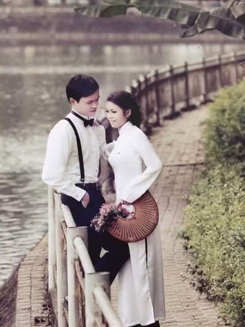 Vốn là người ít nói nên chồng chị Diệu Hằng thường mượn lá thư viết tay để bày tỏ mong muốn và cảm xúc của mình. Người vợ trẻ nhớ lại tình yêu thời sinh viên: "Có lần anh ấy tặng mình quà xong bảo anh bận, anh phải về. Mình về mở quà ra với tâm trạng buồn buồn, thì đọc được lá thư anh ấy viết: "Có một người vẫn đợi bạn ở dưới cổng kí túc xá để đi chơi...". Lúc đấy mình vui lắm!"