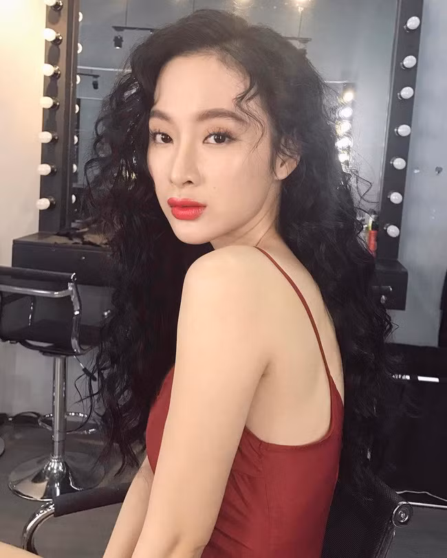 Angela Phương Trinh cũng không nằm ngoài xu hướng khi từng gây chú ý với với kiểu tóc bông xù khá ấn tượng.