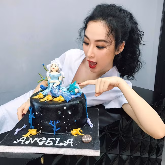 Dù để xõa hay buộc tóc cao, Angela Phương Trinh vẫn rất xinh đẹp và quyến rũ.