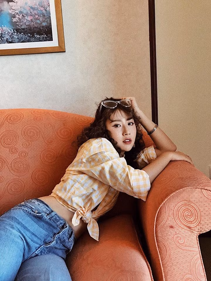 Rất chịu khó thay đổi kiểu tóc, khi thì buộc cao, lúc lại để xõa kết hợp với "gu" ăn mặc cực chất khiến hot girl Sài thành luôn nhận được nhiều lời khen ngợi.