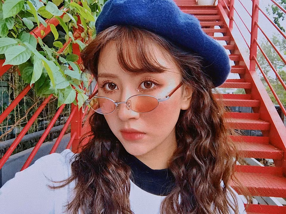 Trước Ngọc Trinh, hot girl Quỳnh Anh Shyn cũng đã trung thành với kiểu tóc xoăn tít và được nhiều người hâm mộ nhận xét là giống hệt kiểu tóc gây "sốt xình xịch" của bà mẹ chồng quái dị trong "Sống chung với mẹ chồng".