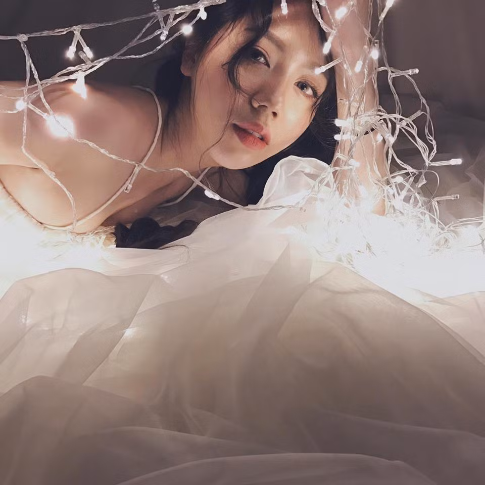 Trong ánh sáng mờ ảo, cô nữ sinh trường ĐH Văn Hóa Hà Nội nổi bật với tạo hình gợi cảm, khuôn mặt đẹp và đôi mắt hút hồn.