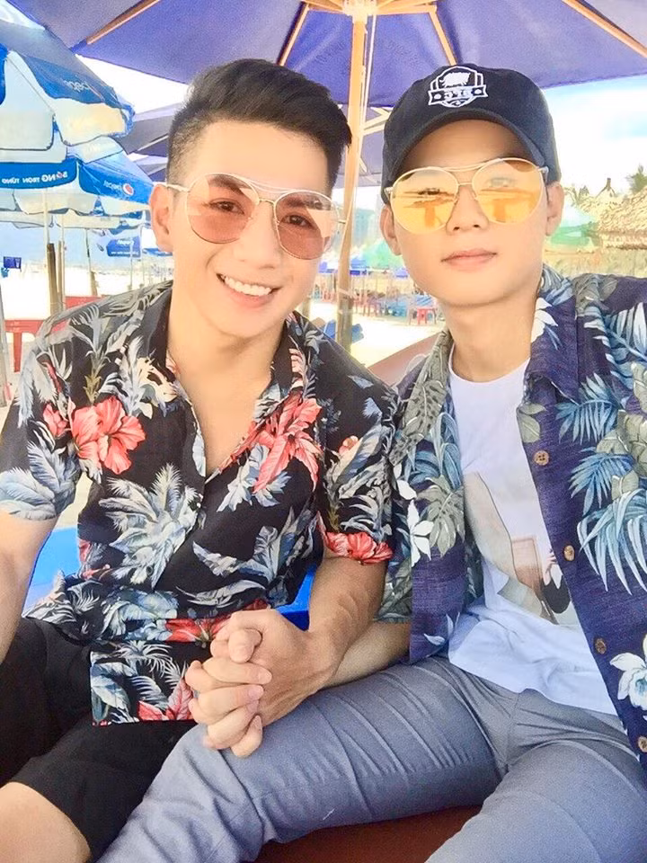 Tình yêu đặc biệt của họ nhận được sự ủng hộ của hai bên gia đình. Gia đình của cả hai thi thoảng còn đi du lịch cùng nhau.