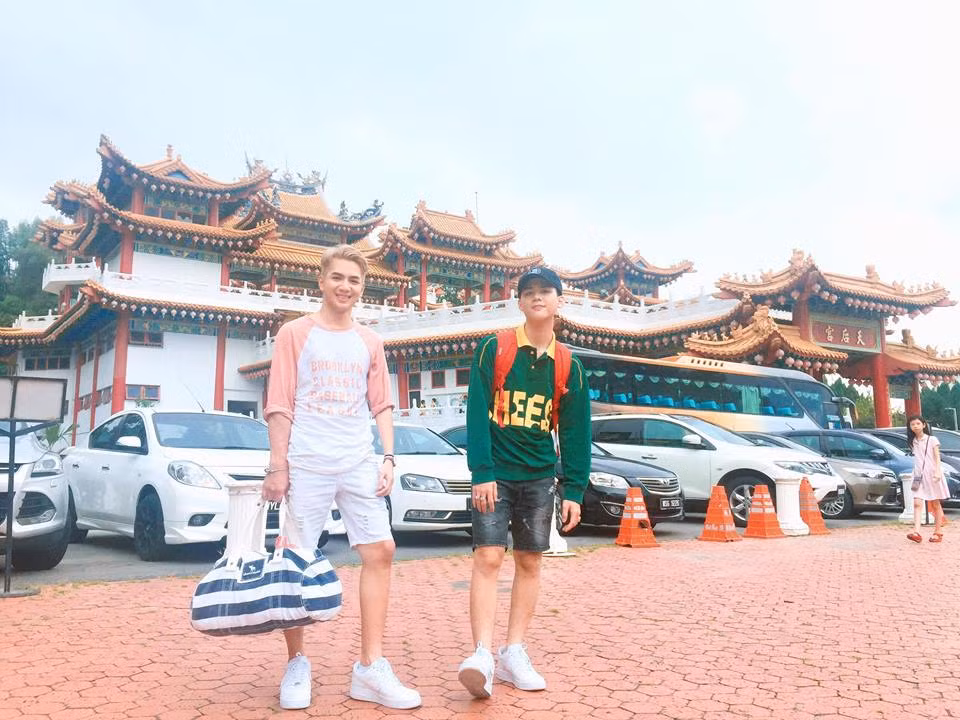 Trí và Nhân hiện đang rất bận rộn với công việc kinh doanh mỹ phẩm online.