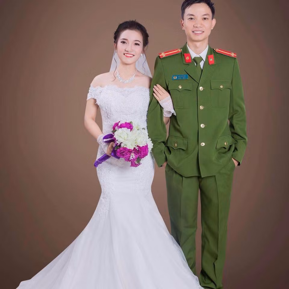 Liên hệ với cô dâu trong clip, cô cho biết mình tên là Cao Thị Mỹ Hoa (sinh năm 1994, hiện là giáo viên tại trường Mầm non thị trấn Nghĩa Đàn – Nghệ An) và chú rể Ngô Văn Đức (sinh năm 1989, hiện là một chiến sĩ công an).