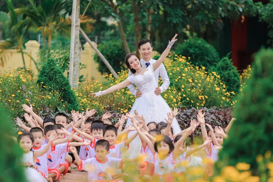 Chia sẻ về người bạn đời của mình, cô Mỹ Hoa cho biết cả hai đã trải qua mối tình kéo dài hơn 4 năm trước khi quyết định tiến tới hôn nhân. Mặc dù hai gia đình cách nhau có 1 km nhưng chú rể Văn Đức lại công tác ở Bình Định, nên cặp đôi trẻ đã phải yêu xa trong một thời gian khá dài.