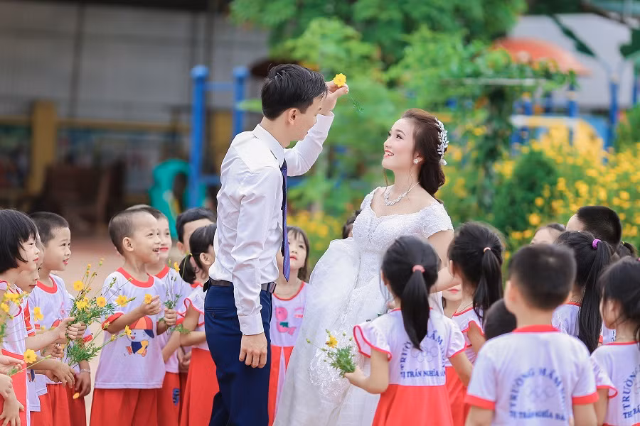 Được biết, năm nay là năm thứ 2 cô giáo Mỹ Hoa tham gia giảng dạy tại trường Mầm non thị trấn Nghĩa Đàn (Nghệ An).