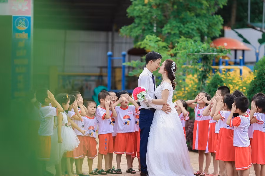 Chia sẻ về lý do thực hiện một tiết mục múa với các bé trong ngày hạnh phúc, cô giáo Mỹ Hoa cho biết: “Mình đơn giản chỉ là muốn đám cưới của hai đứa thật vui và đặc biệt nên đã cùng 5 cô học trò nhỏ của mình tập bài múa trên nền nhạc mà các con cũng rất yêu thích”.