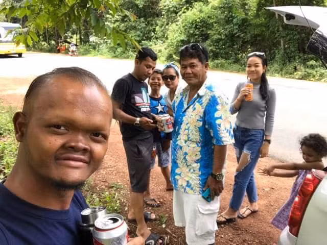 Trước những phản ứng trái chiều của cư dân mạng xã hội, Kwan vẫn luôn khẳng định cô yêu Joy hơn bất cứ ai. Cô cũng không bận tâm người đời nói gì về hai người, bởi với cô Joy là người đàn ông đẹp trai nhất.