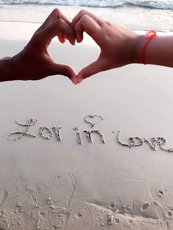 Cặp đôi đũa lệch cũng thường xuyên lưu lại những khoảnh khắc hạnh phúc bên nhau và không ngại chia sẻ chúng lên trang cá nhân.