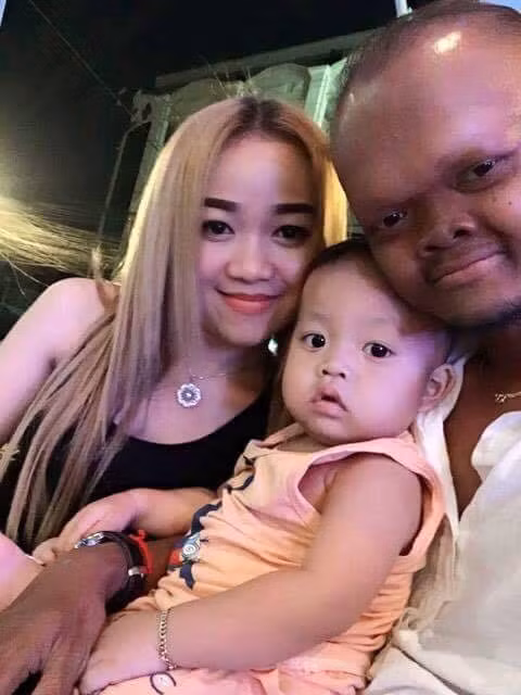 Mới đây, trên trang cá nhân của mình, Kwan còn hạnh phúc khoe ảnh gia đình với dòng chú thích: "Cha, mẹ và con", khiến cô nhận được nhiều lời chúc mừng từ bạn bè trên Facebook. Ảnh: FBNV.