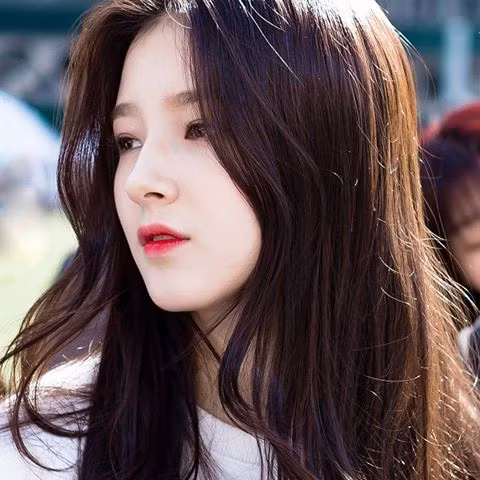 Ở bất cứ khoảnh khắc nào, cô ca sĩ mang vẻ đẹp lai này vẫn vô cùng cuốn hút.