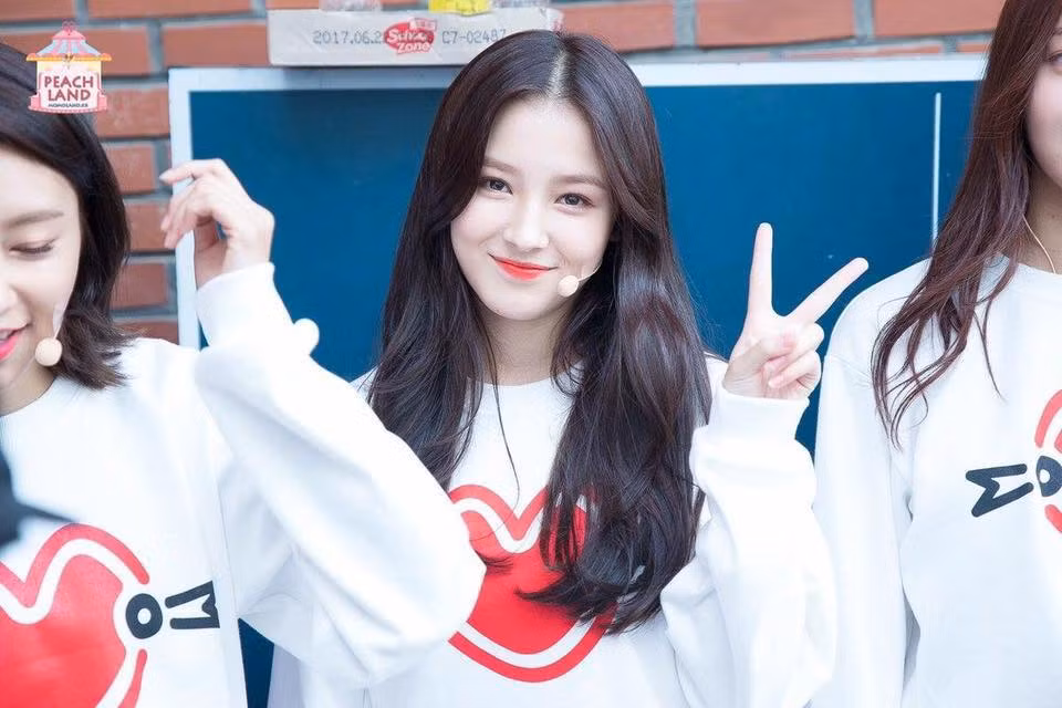 Dưới bức ảnh được Nacy chia sẻ, một thành viên bình luận: "Chào Nancy, tôi không chắc liệu bạn có phản hồi bình luận của tôi hay không, nhưng từ trước tới giờ tôi chưa thần tượng một idol Kpop nào (ngoại trừ Bigbang). Nhưng khi nhìn thấy bạn, tôi nghĩ mình đã có thêm một thần tượng".