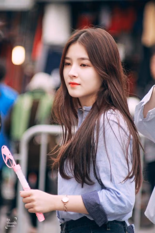 Hai ngày nay, hình ảnh cô gái nổi nhất phố đi bộ Hồ Gươm, Hà Nội khiến cư dân mạng Việt phải "mất ăn mất ngủ" để truy lùng danh tính. Ảnh: Tạ Thanh Tuấn.