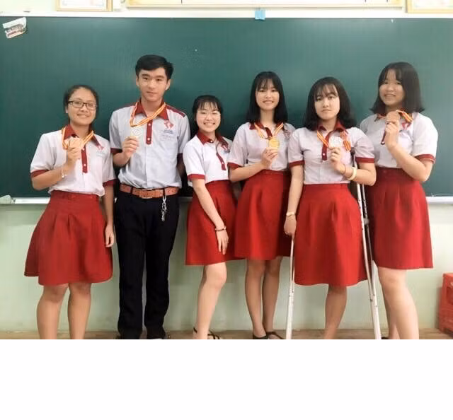 Lê Thị Hà Vi (thứ 2 từ phải sang) - nữ sinh bị cưa chân do bác sĩ tắc trách - vừa khiến thầy cô, bạn bè và cả những cư dân mạng càng thêm khâm phục và ngưỡng mộ khi biết được thông tin cô nữ sinh trường THCS &amp; THPT Đông Du, TP Buôn Ma Thuột, Đắk Lắk, vừa xuất sắc giành huy chương bạc môn địa lý trong kỳ thi Olympic 10/3 lần II tỉnh Đắk Lắk năm 2017. Trong ảnh, Hà Vi và các bạn trong đội tuyển Địa Lí 10 và 11 của trường đã giành được 5 huy chương tại kì Olympic 2017. Nguồn: Website trường Đông Du.