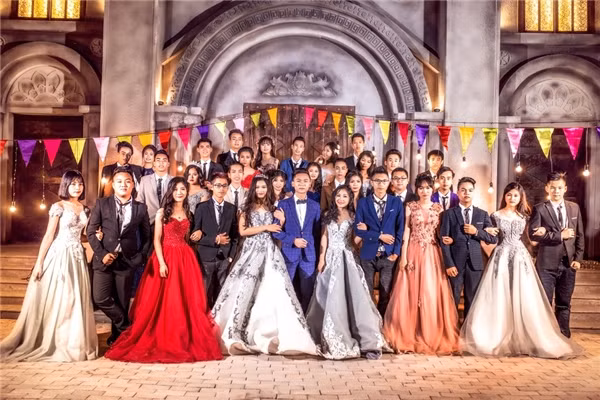 Ý tưởng của bộ ảnh cũng xuất phát một cách tình cờ. Sau khi tham khảo phim ảnh về các trường trung học trên thế giới, 40 thành viên của lớp 12A11 đều cảm thấy rất thích thú với những buổi tiệc dạ hội cuối năm của học sinh châu Âu. "Đối với các bạn trẻ nước ngoài, tiệc dạ hội là khoảnh khắc quan trọng nhất trong đời học sinh. Đó là khoảng thời gian các bạn có thể thể hiện bản thân, thể hiện những điều muốn nói sau cả quá trình học tập tại trường hay là khoảnh khắc lần đầu được thoát ra khỏi vỏ bọc của mình!", Anh Tú - nhiếp ảnh gia của e-kip chụp ảnh cho biết.